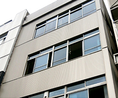 パネルカーテンウォールを使用した建物